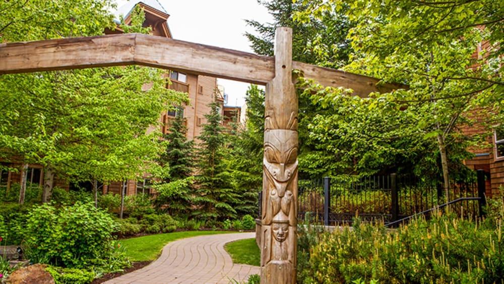 Hilton Grand Vacations Club Whistler Hotel Exterior photo