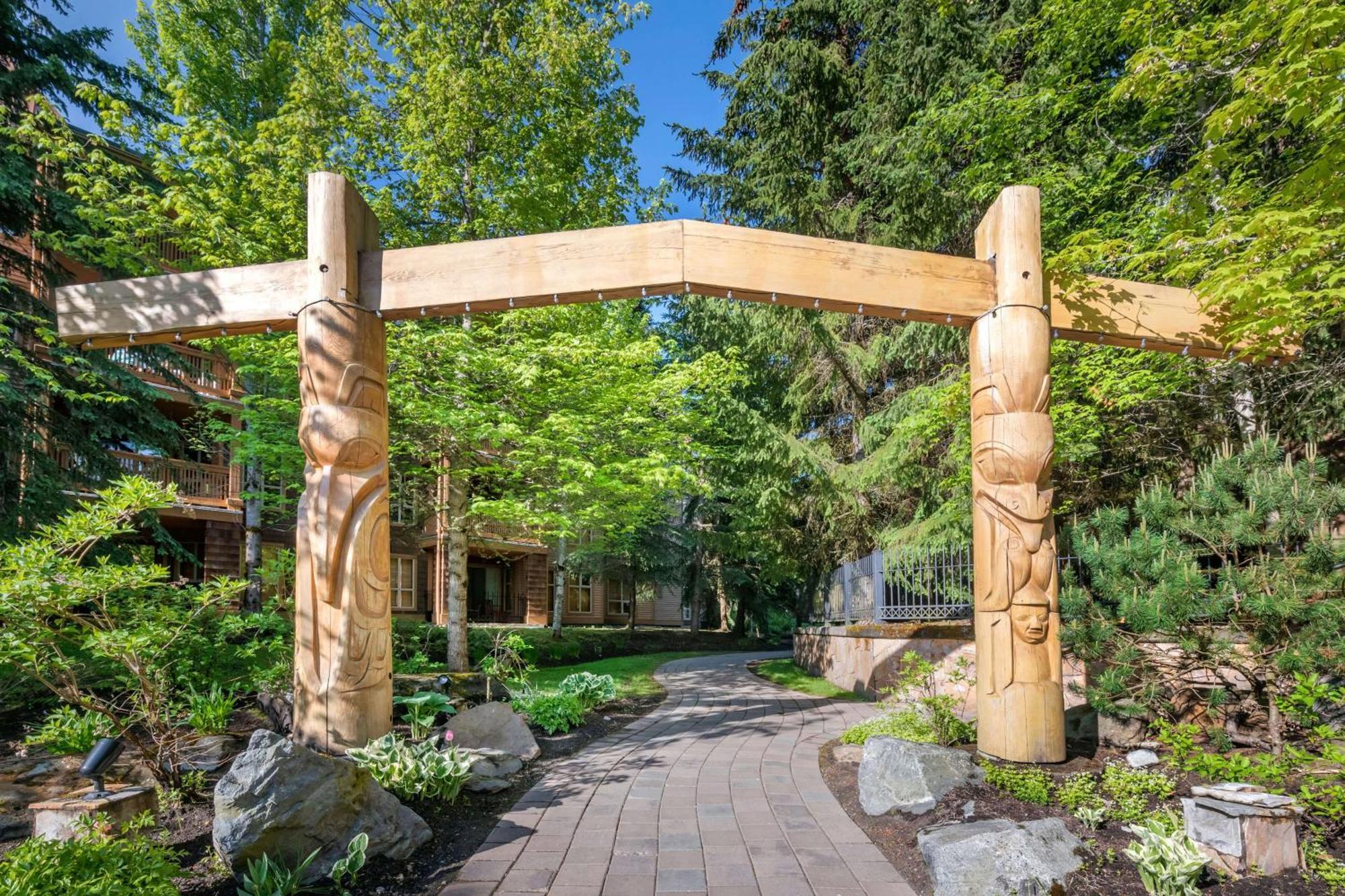 Hilton Grand Vacations Club Whistler Hotel Exterior photo