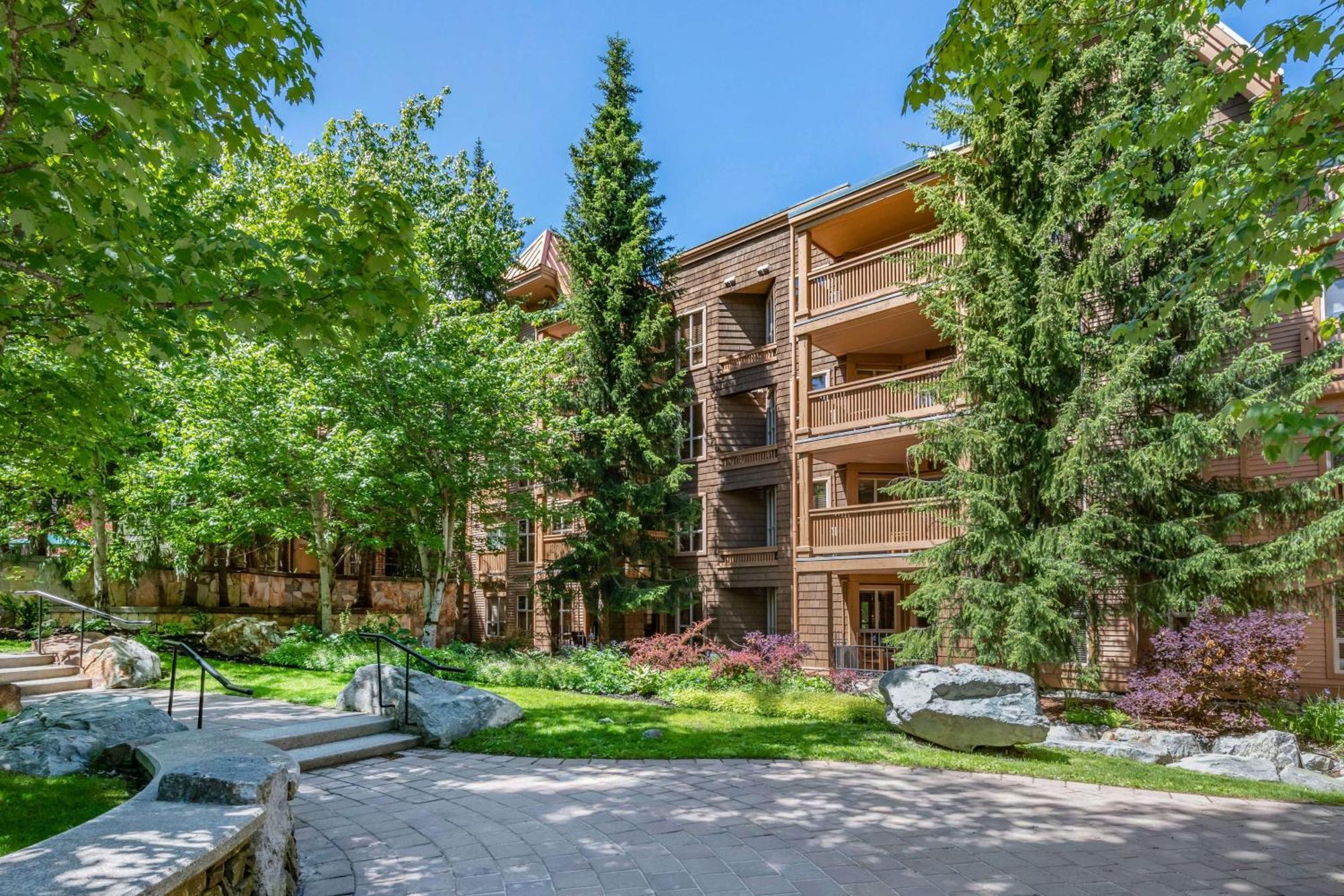 Hilton Grand Vacations Club Whistler Hotel Exterior photo