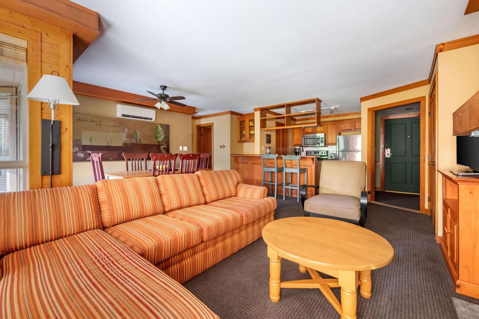 Hilton Grand Vacations Club Whistler Hotel Exterior photo